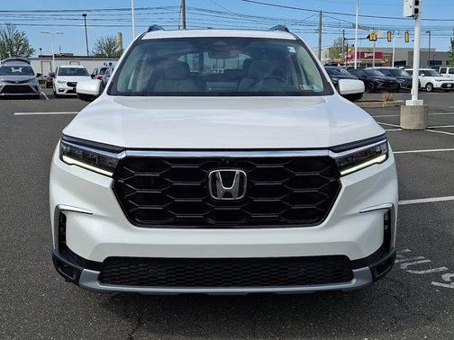 White 2023 Honda Pilot AWD Elite