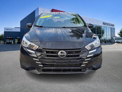 Super Black 2023 Nissan Versa 1.6 SV