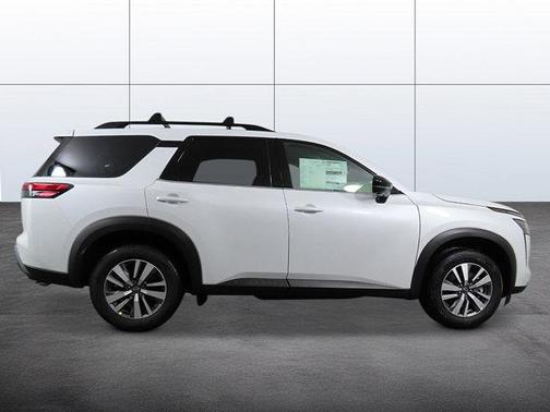 Everest White Pearl Tricoat 2026 Nissan Pathfinder SL
