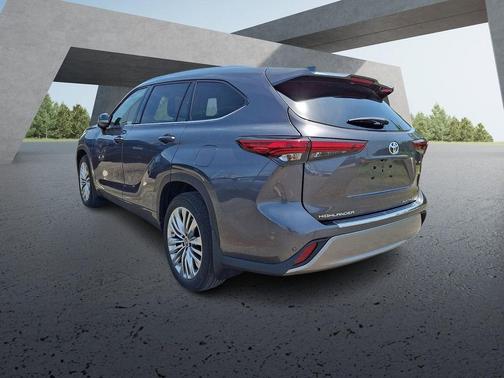 Magnetic Gray Metallic 2023 Toyota Highlander Platinum