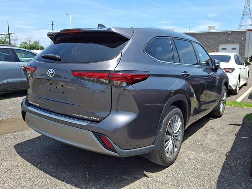 Magnetic Gray Metallic 2023 Toyota Highlander Platinum