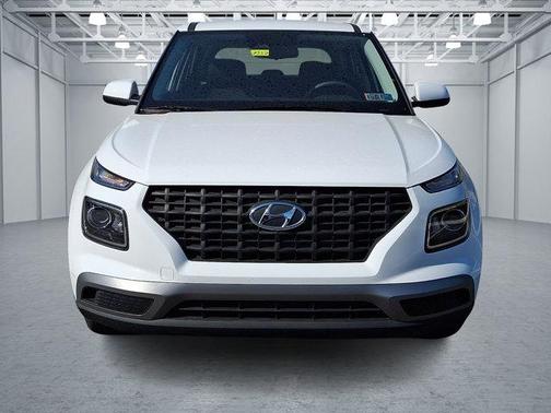 Lunar White 2025 Hyundai VENUE SE