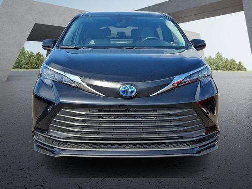 2025 Toyota Sienna LE