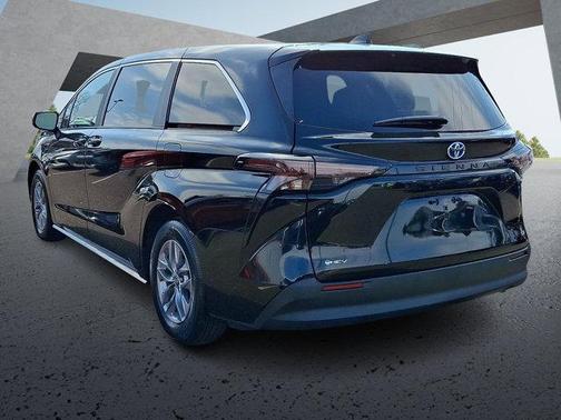 2025 Toyota Sienna LE