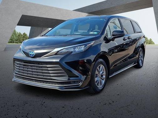 2025 Toyota Sienna LE