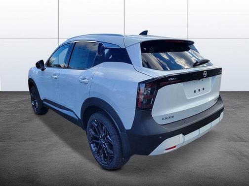 Aspen White Tricoat 2026 Nissan Kicks SR