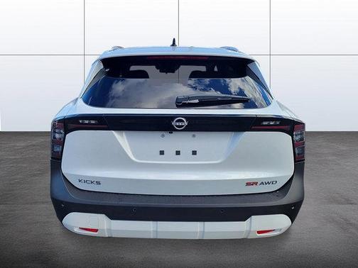 Aspen White Tricoat 2026 Nissan Kicks SR