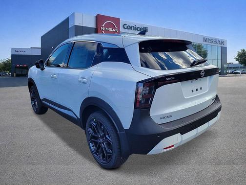 Aspen White Tricoat 2026 Nissan Kicks SR