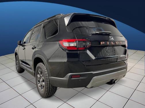Crystal Black Pearl 2026 Honda Pilot TrailSport