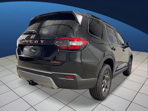 Crystal Black Pearl 2026 Honda Pilot TrailSport
