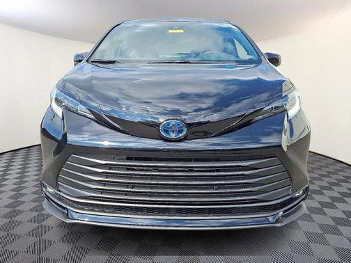 2025 Toyota Sienna Woodland Edition