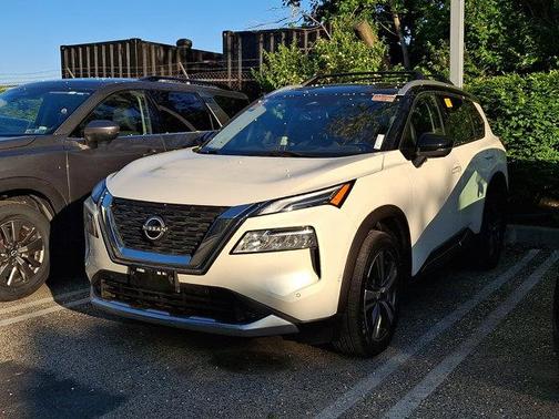Pearl White Tricoat/Super Black 2022 Nissan Rogue Platinum