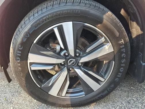 Pearl White Tricoat/Super Black 2022 Nissan Rogue Platinum