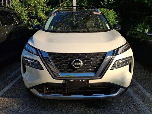 Pearl White Tricoat/Super Black 2022 Nissan Rogue Platinum