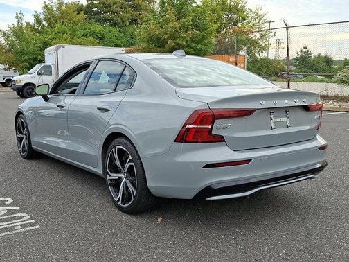 2024 Volvo S60 B5 Core Dark Theme