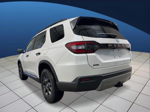Platinum White Pearl 2026 Honda Pilot TrailSport