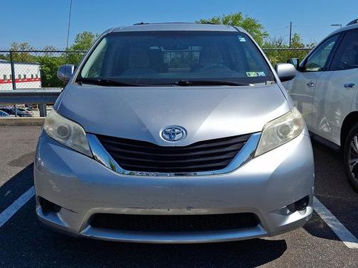 Silver Sky Metall 2014 Toyota Sienna LE
