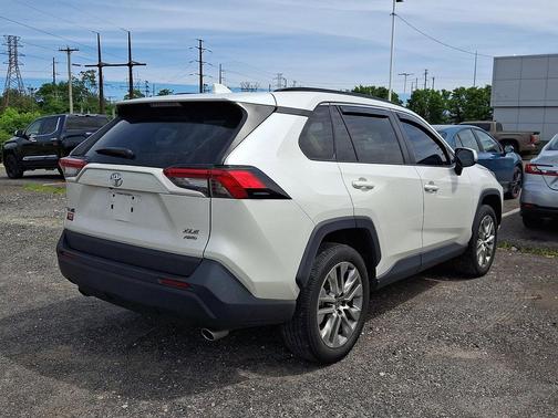 Blizzard Pearl 2022 Toyota RAV4 XLE Premium