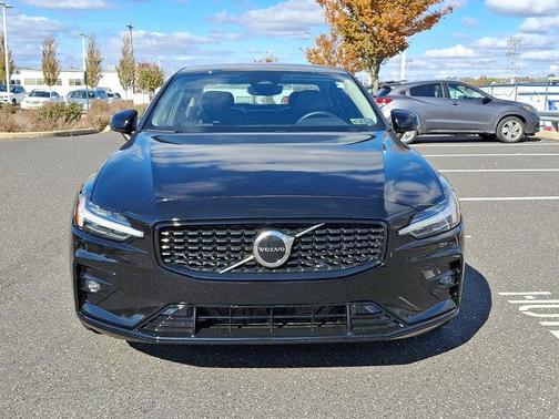 2024 Volvo S60 B5 Core Dark Theme