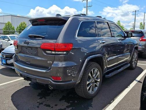 Granite Crystal Metallic Clearcoat 2017 Jeep Grand Cherokee Overland