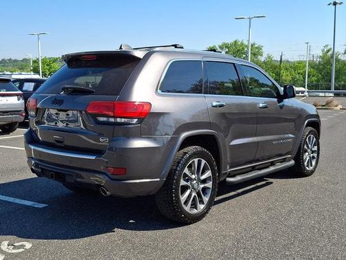 Granite Crystal Metallic Clearcoat 2017 Jeep Grand Cherokee Overland