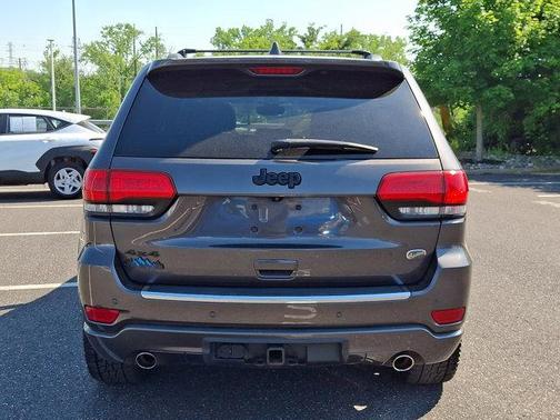 Granite Crystal Metallic Clearcoat 2017 Jeep Grand Cherokee Overland