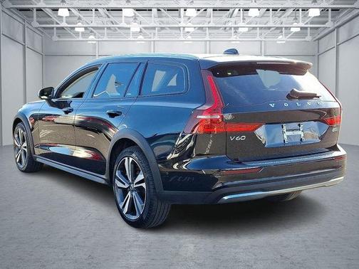 2024 Volvo V60 Cross Country B5 Plus
