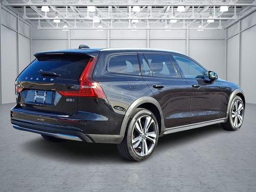 2024 Volvo V60 Cross Country B5 Plus