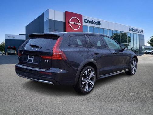 2024 Volvo V60 Cross Country B5 Plus