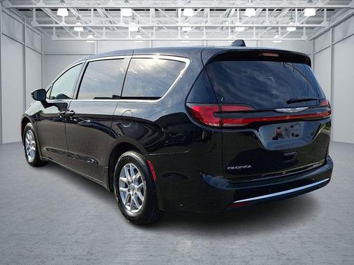 Diamond Black Crystal Pearlcoat 2025 Chrysler Pacifica L