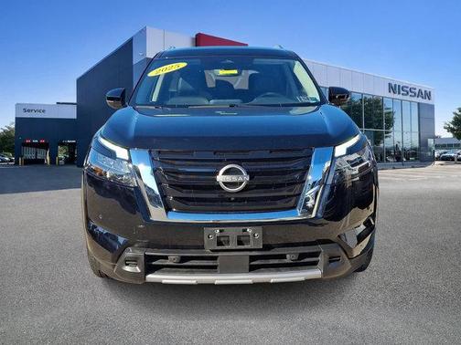 Super Black 2025 Nissan Pathfinder SL 4WD