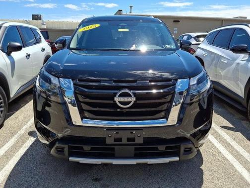 Super Black 2025 Nissan Pathfinder SL 4WD