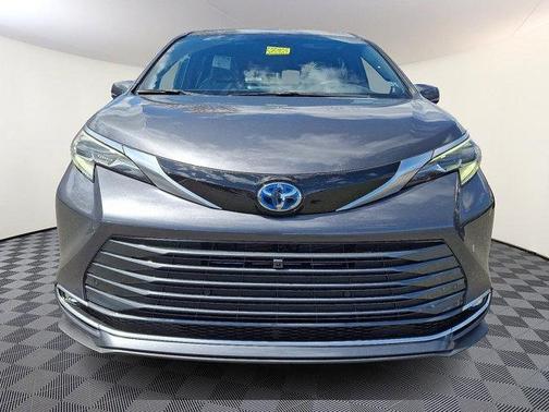 2025 Toyota Sienna Platinum 7 Passenger