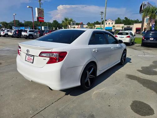 Super White 2014 Toyota Camry SE