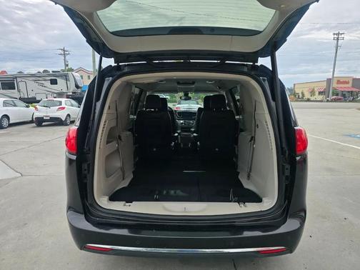 Brilliant Black Crystal Pearlcoat 2017 Chrysler Pacifica Touring-L