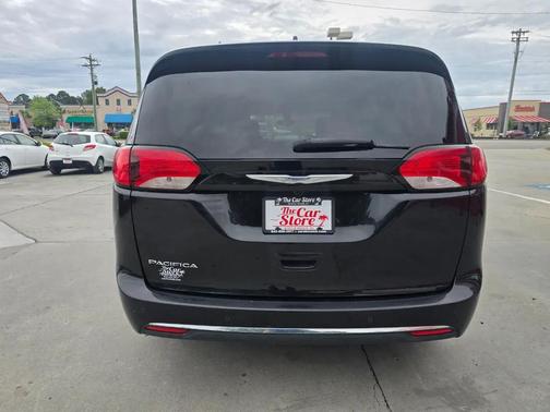 Brilliant Black Crystal Pearlcoat 2017 Chrysler Pacifica Touring-L