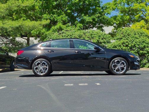 Mosaic Black Metallic 2024 Chevrolet Malibu FWD 1LT