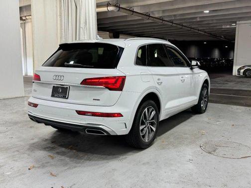 Glacier White Metallic 2023 Audi Q5 45 S line Premium