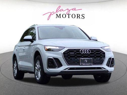 Glacier White Metallic 2023 Audi Q5 45 S line Premium
