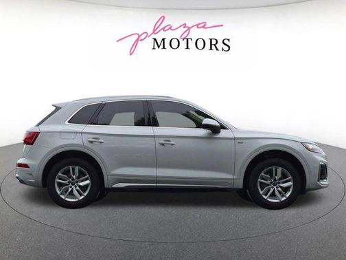 Glacier White Metallic 2023 Audi Q5 45 S line Premium