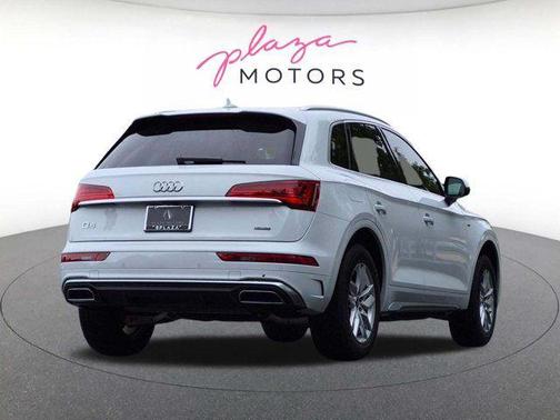 Glacier White Metallic 2023 Audi Q5 45 S line Premium