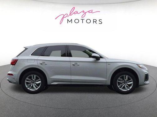Glacier White Metallic 2023 Audi Q5 45 S line Premium