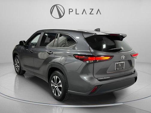 Magnetic Gray Metallic 2024 Toyota Highlander LE