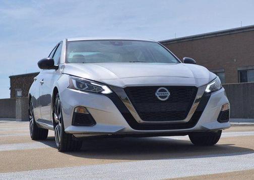 Brilliant Silver Metallic 2022 Nissan Altima SR FWD