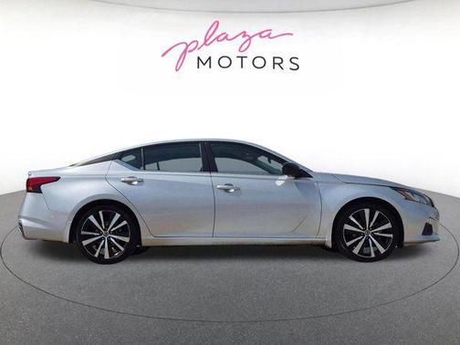Brilliant Silver Metallic 2022 Nissan Altima SR FWD