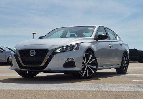 Brilliant Silver Metallic 2022 Nissan Altima SR FWD