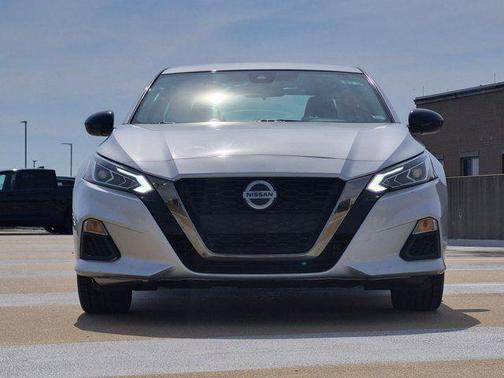 Brilliant Silver Metallic 2022 Nissan Altima SR FWD