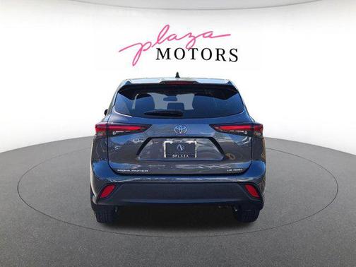 Magnetic Gray Metallic 2024 Toyota Highlander LE