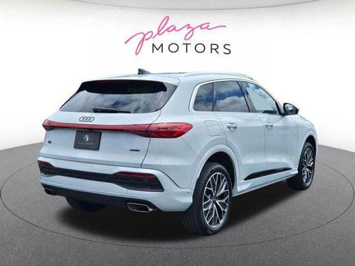 Glacier White Metallic 2025 Audi Q5 Premium Plus TFSI quattro S tronic