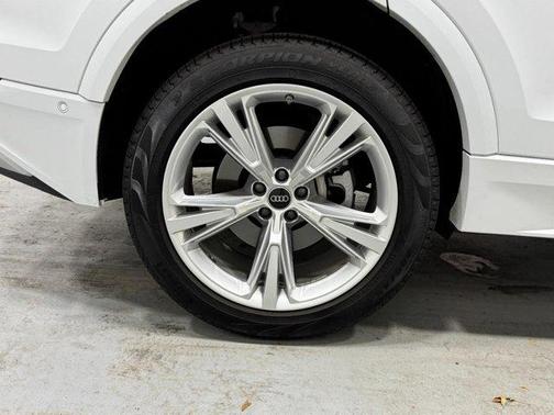 Glacier White Metallic 2023 Audi Q8 55 Premium